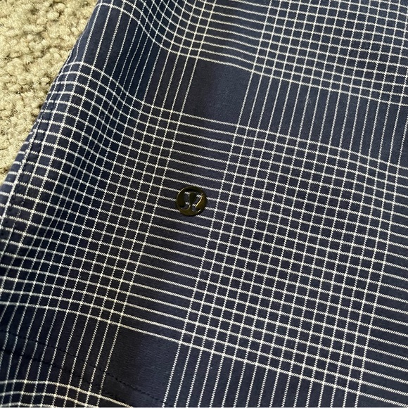 Lululemon blue plaid men’s shorts fit like a size 30 - Picture 4 of 6
